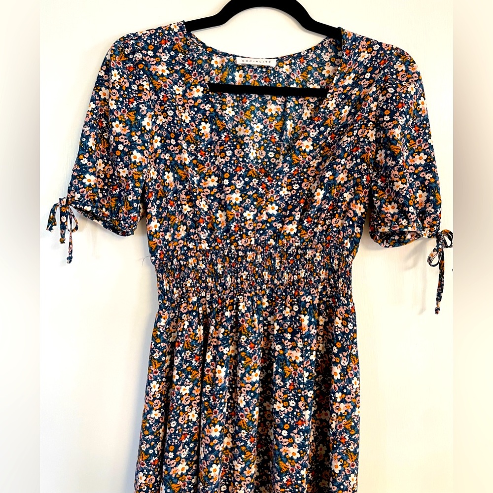 Socialite puffy sleeves floral v-neck midi dress Size Small